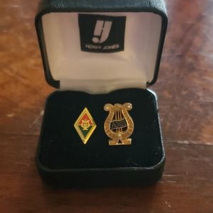 Alpha Chi Omega member pin